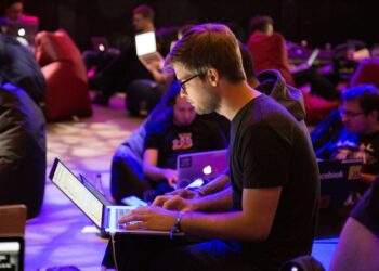 Ludzie korzystający z laptopów podczas wydarzenia branżowego
