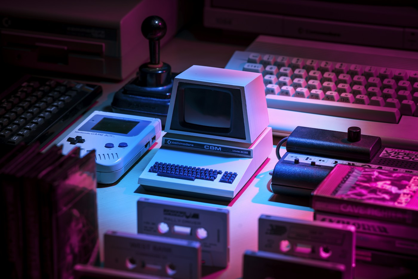 Zestaw retro komputerów i klawiatur w kolorowym świetle