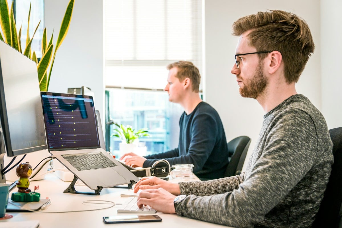 Programista pracujący nad projektem internetowym