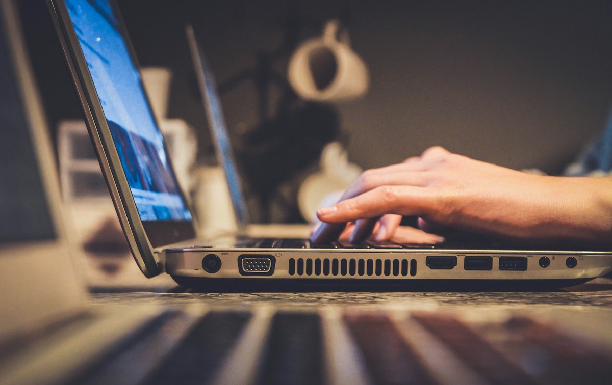 Laptop używany do zarządzania stroną internetową