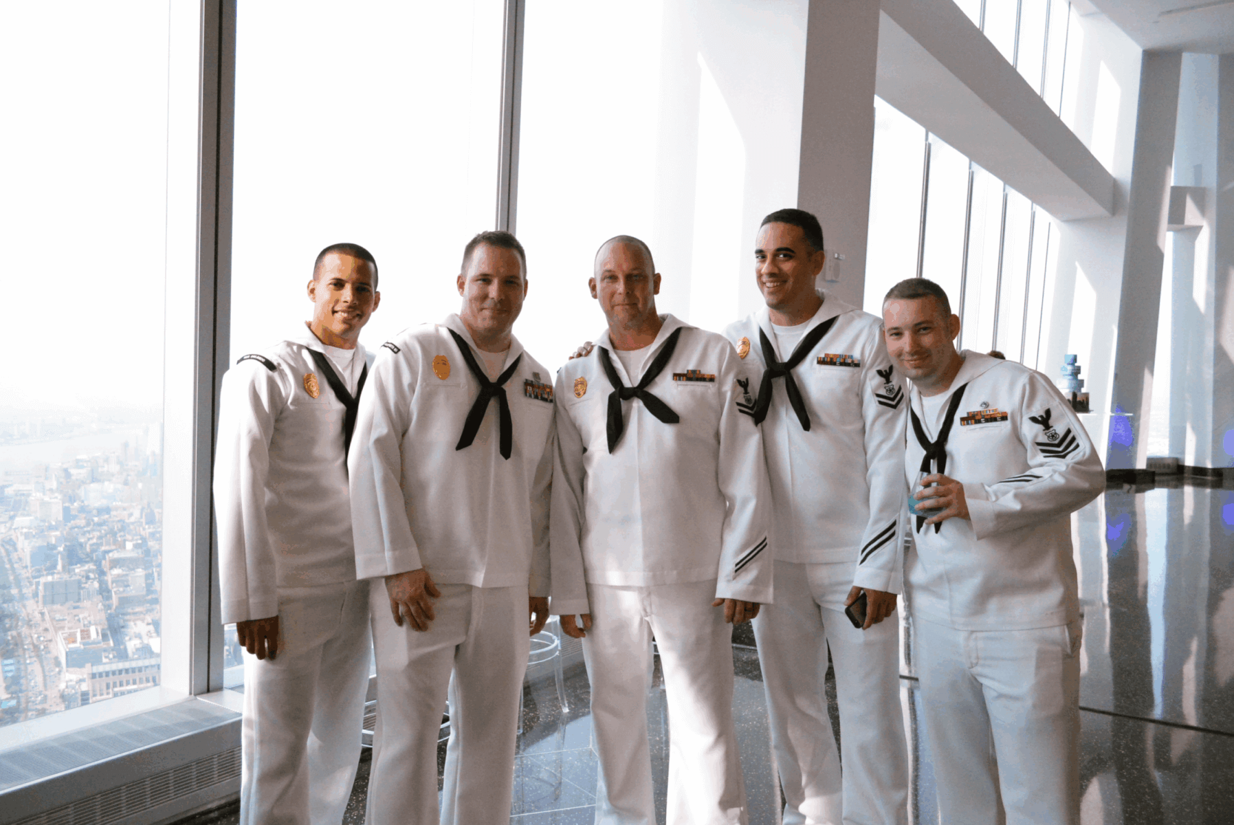 Visiteurs devant la skyline de New York pour une offre communautaire