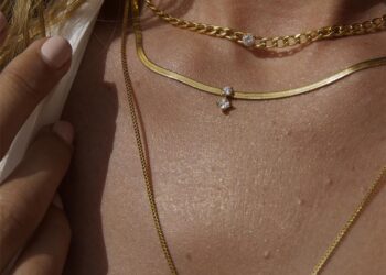 Dream Sleek Halskette als Teil eines getragenen Layering-Looks