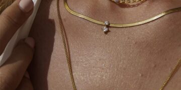 Dream Sleek Halskette als Teil eines getragenen Layering-Looks
