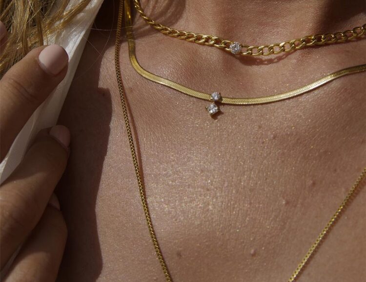 Dream Sleek Halskette als Teil eines getragenen Layering-Looks
