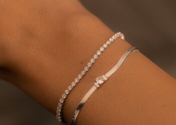 Paul Valentine Sparkling Tennis Bracelet Slim in einer getragenen Alltagsszene