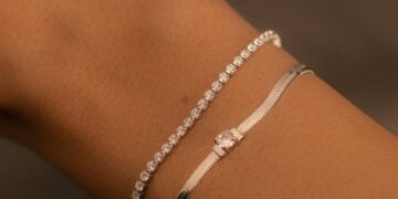 Paul Valentine Sparkling Tennis Bracelet Slim in einer getragenen Alltagsszene