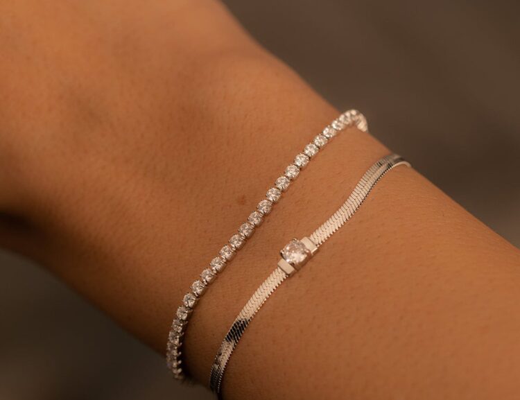 Paul Valentine Sparkling Tennis Bracelet Slim in einer getragenen Alltagsszene