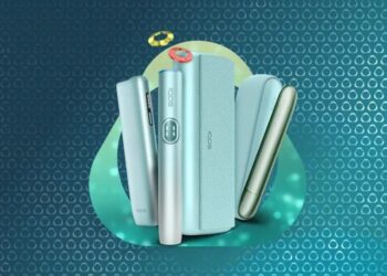 Dispositivi IQOS ILUMA i affiancati su sfondo neutro