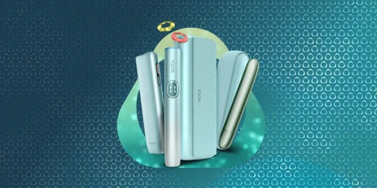 Dispositivi IQOS ILUMA i affiancati su sfondo neutro