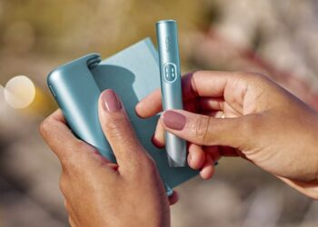 Immagine editoriale di IQOS ILUMA i PRIME