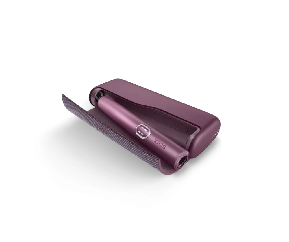 IQOS ILUMA i PRIME viola accanto alla custodia coordinata